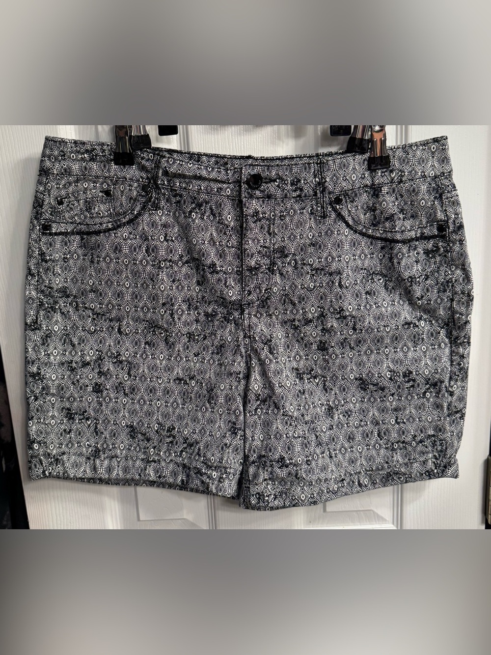 Bandolino Black & White Amy short size 12